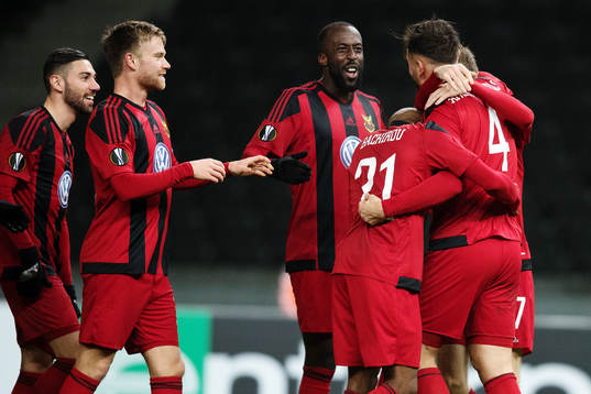 Östersunds Ronald Mukiibi jublar med målskytten till 0-1