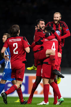 Östersunds Brwa Nouri jublar med målskytten till 0-1