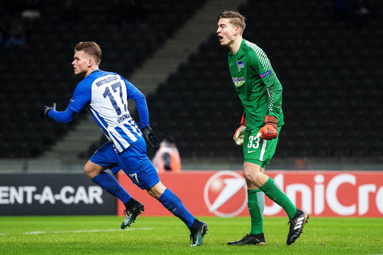 Hertha Berlins målvakt Jonathan Klinsmann jublar