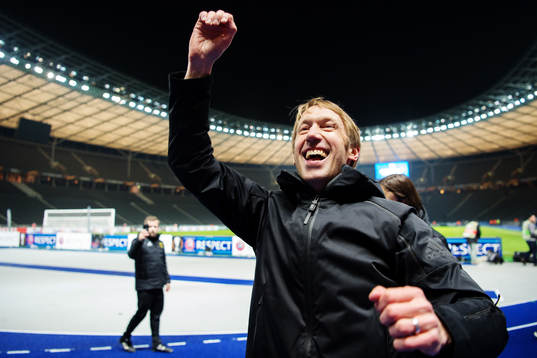 Östersunds tränare Graham Potter jublar