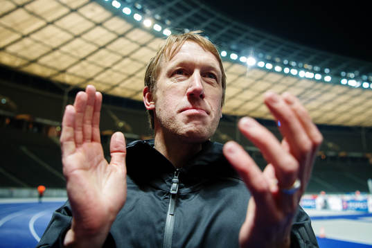 Östersunds tränare Graham Potter applåderar