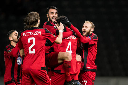 Östersunds Brwa Nouri och Curtis Edwards jublar med