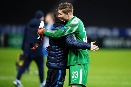 Hertha Berlins målvakt Jonathan Klinsmann kramar om person