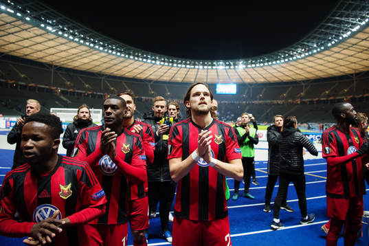 Östersunds Tom Pettersson jublar och tackar publiken