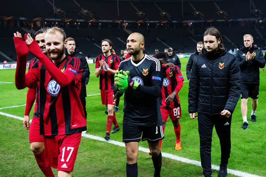 Östersunds Curtis Edwards och målvakt Aly Keita jublar