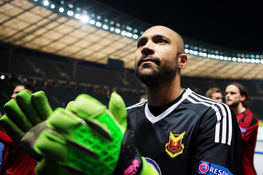 Östersunds målvakt Aly Keita jublar
