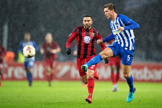 Östersunds Saman Ghoddos och Hertha Berlins Niklas Stark i