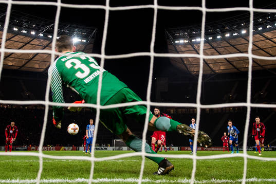 Östersunds Brwa Nouri slår en straff mot Hertha Berlins