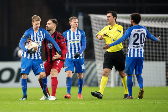 Hertha Berlins Mitchell Weiser håller bollen medan