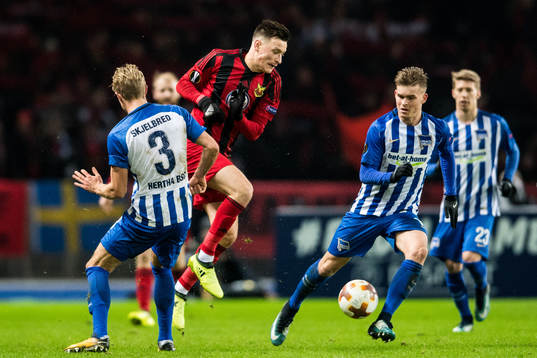Östersunds Jamie Hopcutt mot Hertha Berlins Per Ciljan