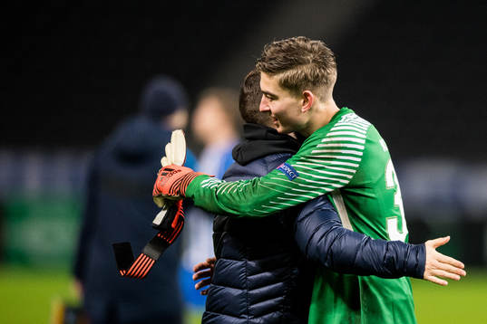 Hertha Berlins målvakt Jonathan Klinsmann jublar