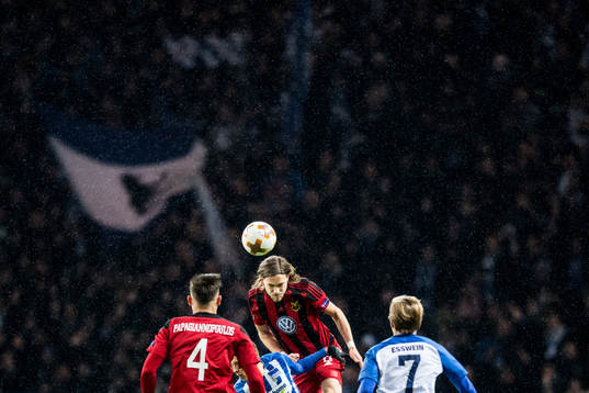 Östersunds Tom Pettersson nickar undan framför Hertha