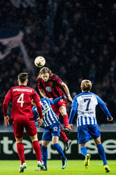 Östersunds Tom Pettersson nickar undan framför Hertha