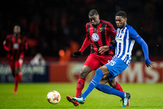 Östersunds Ken Sema mot Hertha Berlins Jordan Torunarigha