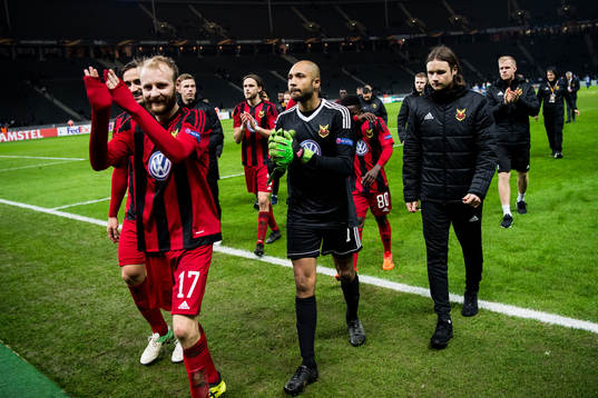 Östersunds Curtis Edwards och målvakt Aly Keita
