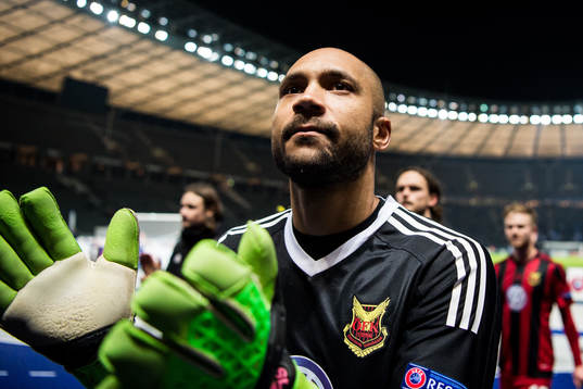 Östersunds Curtis Edwards tackar publiken