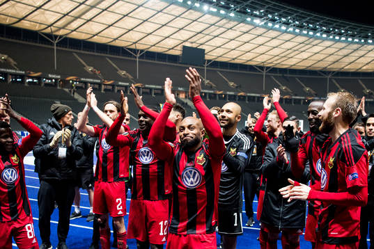 Östersunds spelare med Fouad Bachirou (m) applåderar sina