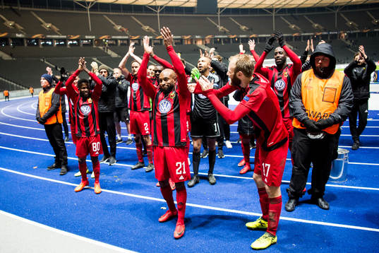 Östersunds spelare med Fouad Bachirou (m) applåderar sina