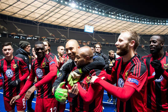Östersunds målvakt Aly Keita och Fouad Bachirou jublar