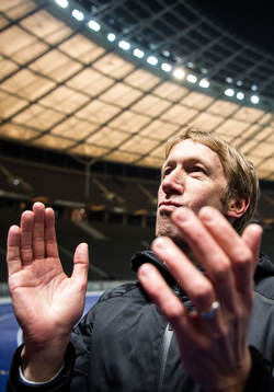 Östersunds tränare Graham Potter jublar