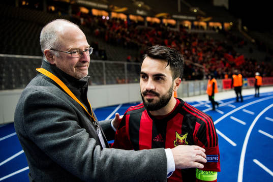 Östersunds Brwa Nouri får en kram av Lars Lasse Landin,