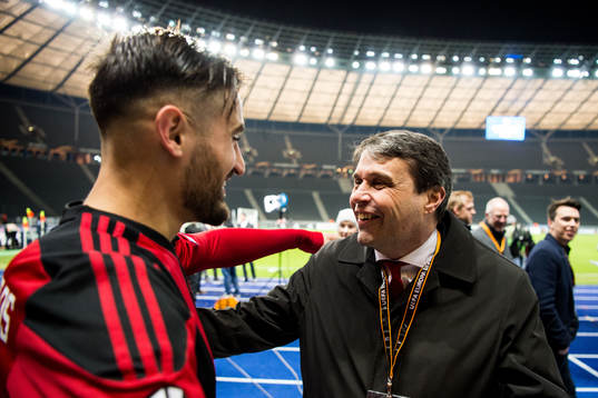 Östersunds ordförande Daniel Kindberg kramar om Sotirios