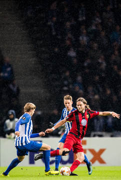 Östersunds Tom Pettersson mot Hertha Berlins Peter Pekarik