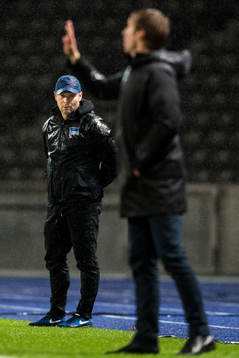 Hertha Berlins tränare Pal Dardai tittar på när
