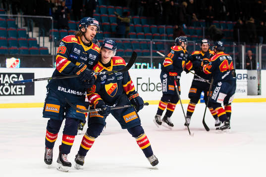 Djurgårdens Tom Nilsson och David Bernhardt firar segern