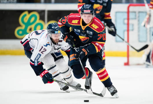 Djurgårdens Marcus Davidsson jagas av Linköpings