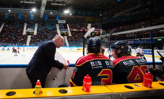Djurgårdens assisterande tränare Stefan Nyman ger direktiv