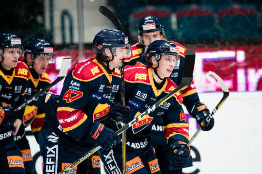 Djurgårdens Lukas Vejdemo (h) jublar med lagkamrater