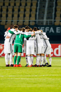 The Rosenborg players gather in a ring
