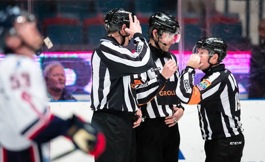 Domarna med huvuddomare Mikael Sjöqvist (m) och Wolmer