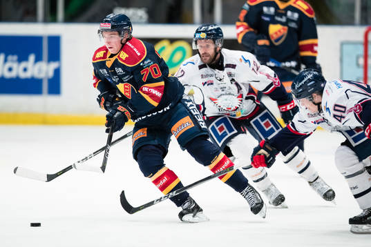 Djurgårdens Marcus Davidsson jagas av Linköpings