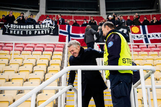 Kåre Ingebrigtsen, head coach of Rosenborg, walks up to