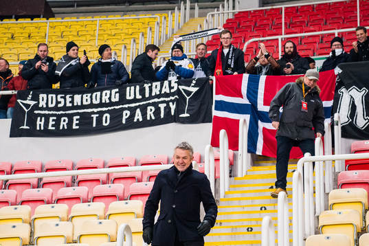 Kåre Ingebrigtsen, head coach of Rosenborg, walks up to