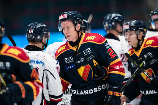 Djurgårdens Andreas Engqvist tackar Linköpings spelare