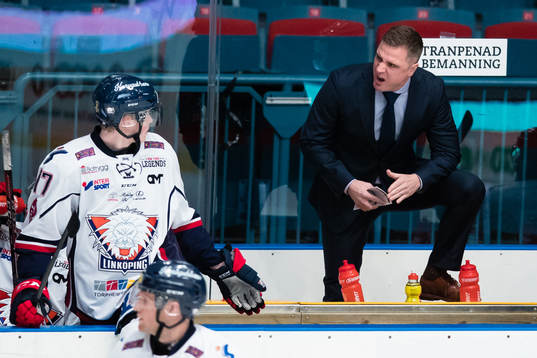 Linköpings tränare Dan Tagnes diskuterar med Fredrik