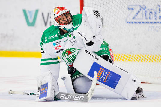 Rögles målvakt Justin Pogge räddar