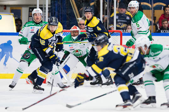 Rögles målvakt Justin Pogge med fokus på pucken