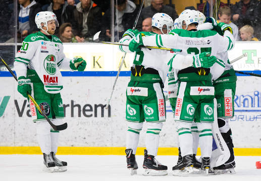Rögles Ted Brithén jublar med lagkamrater