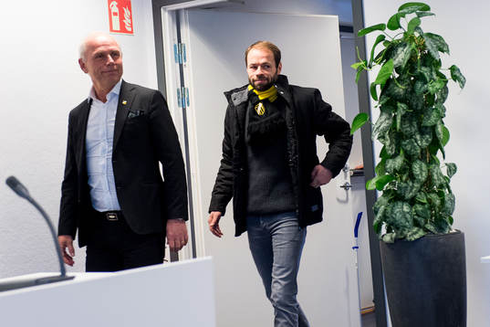 Klubbdirektör Dennis Andersson presenterar Andreas Alm som