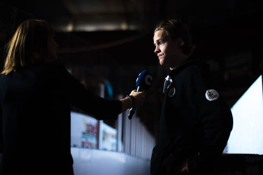 Brynäs Jesper Boqvist blir intervjuad av CMore före