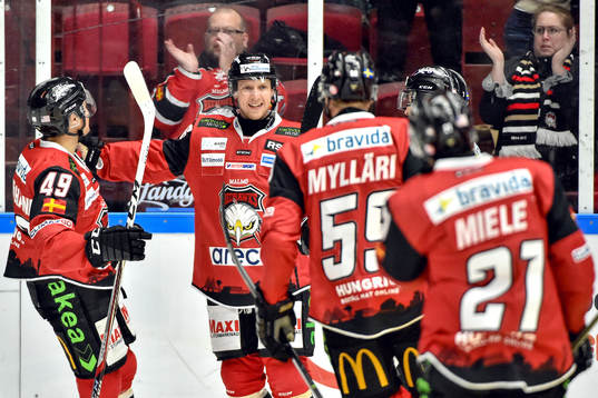 Malmö Redhawks Axel Wemmenblorn jublar med lagkamrater