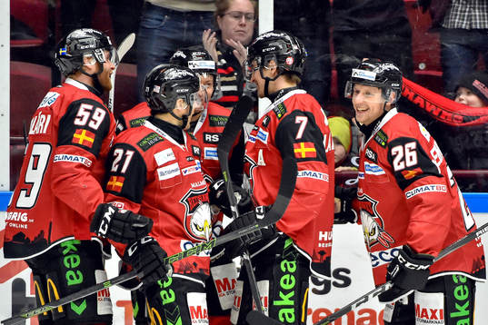 Malmö Redhawks Axel Wemmenblorn jublar med lagkamrater