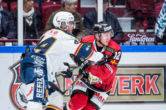 Malmö Redhawks Matias Lassen trycks till av Djurgårdens