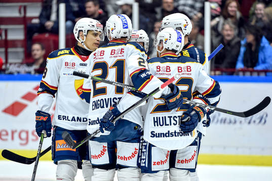 Djurgårdens Marcus Högström jublar med lagkamrater