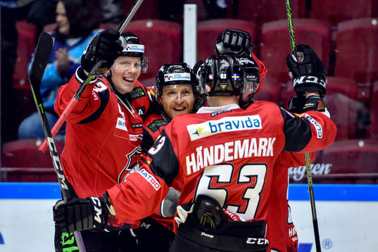 Malmö Redhawks Frederik Storm jublar med lagkamrater