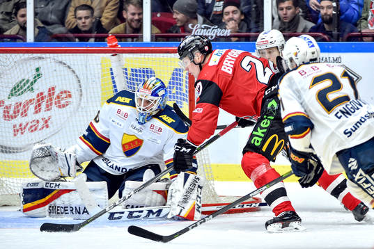 Malmö Redhawks Lars Bryggman och Djurgårdens målvakt